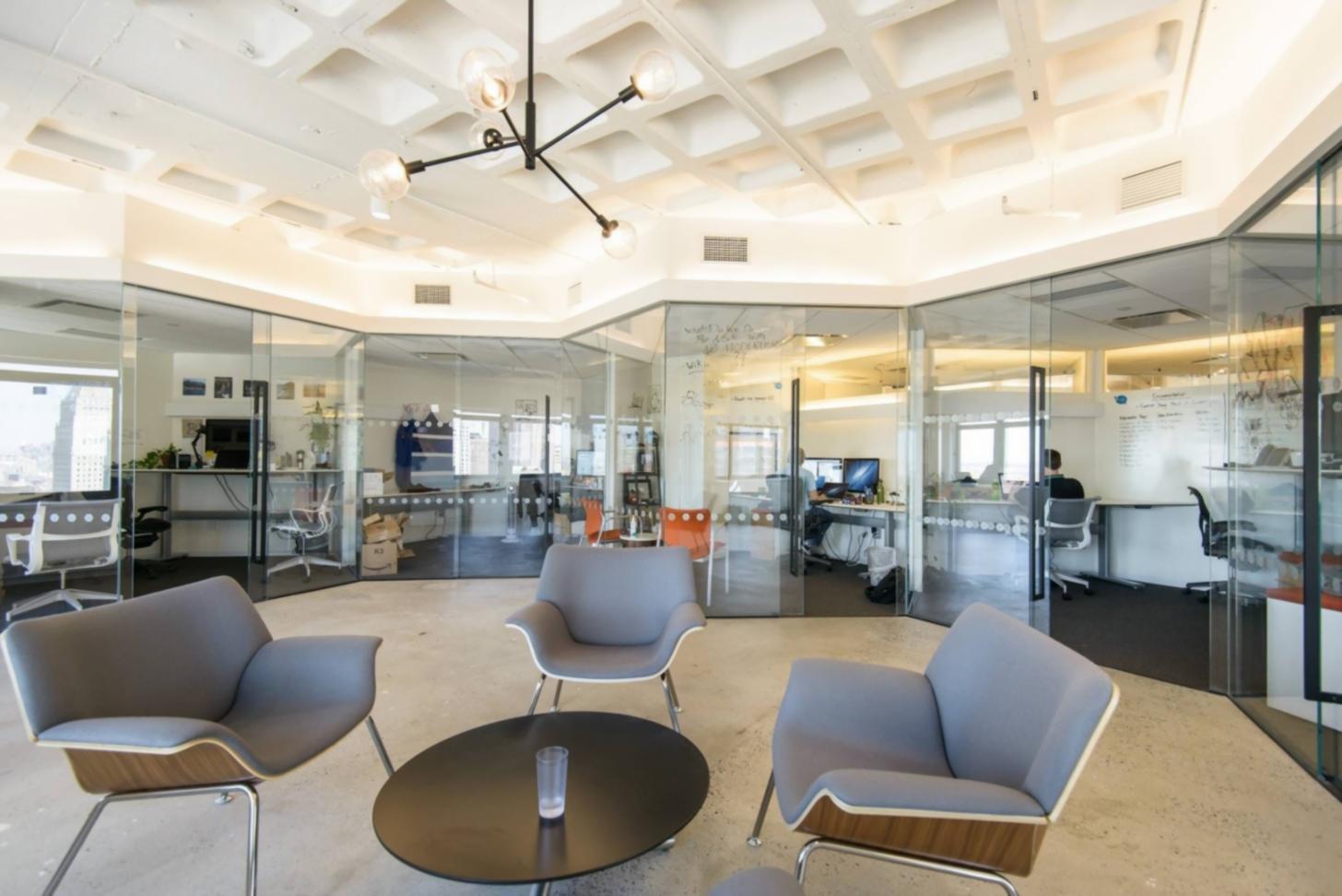 Espace d'apprentissage moderne avec matériel pédagogique pour formation financière