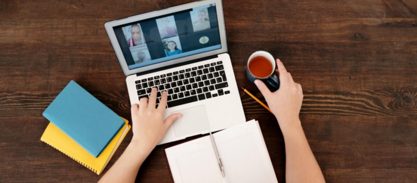 Personne consultant des documents financiers dans un environnement professionnel